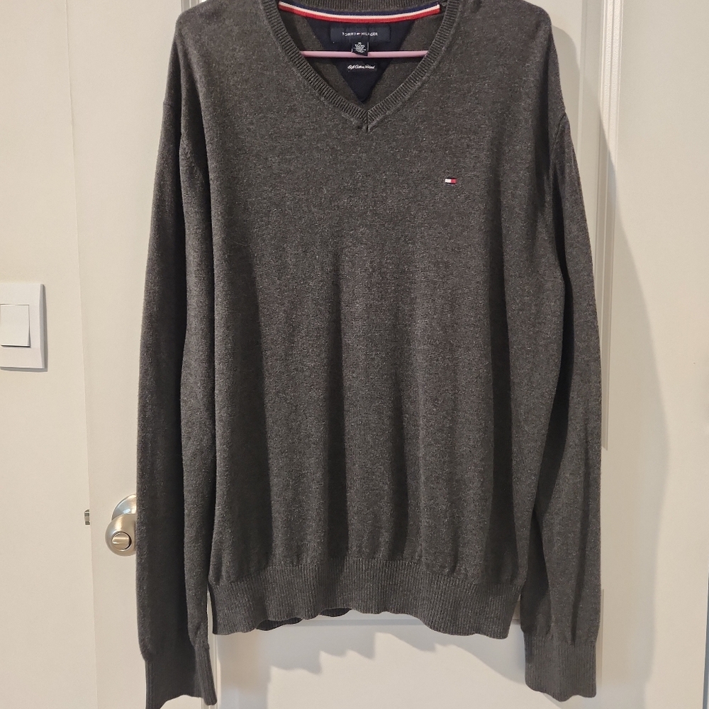 Tommy Hilfiger Size XL Mens V-neck sweater shirt